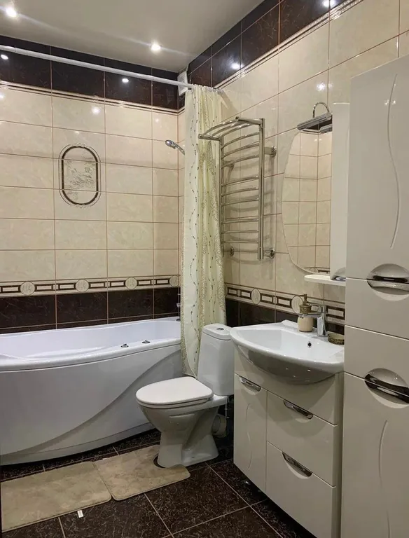 Трёхэтажный дом на берегу Волги