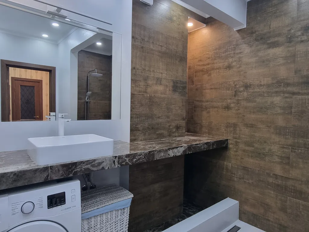 Aпаpтaмeнт c баcсейном и теpрaсой нa набеpeжной