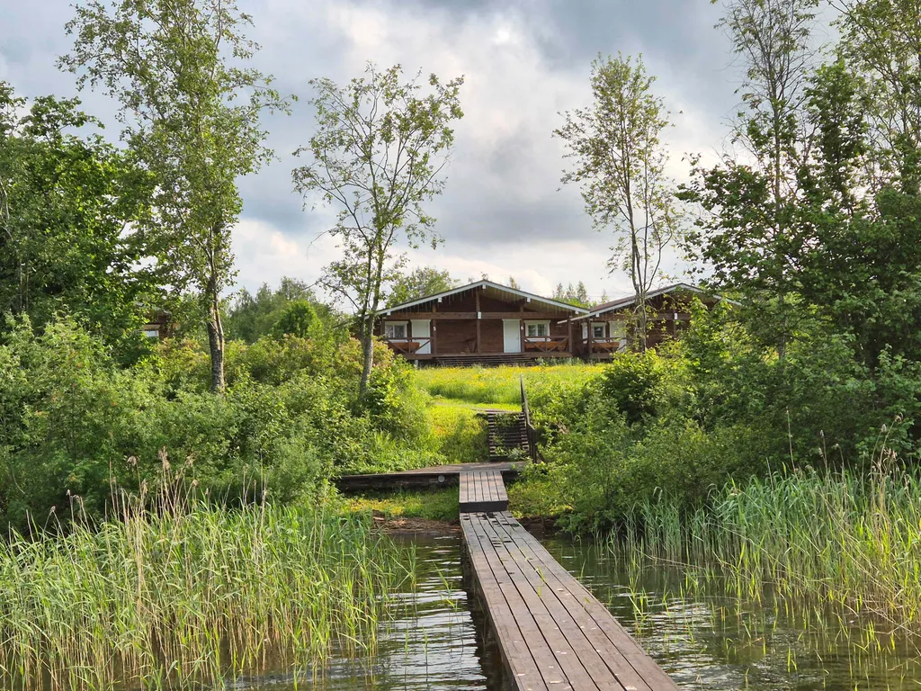 Домик на берегу озера