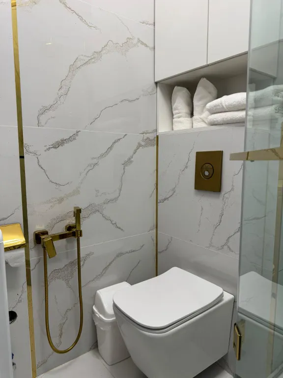 Эстетичная евродвушка рядом с Мегой