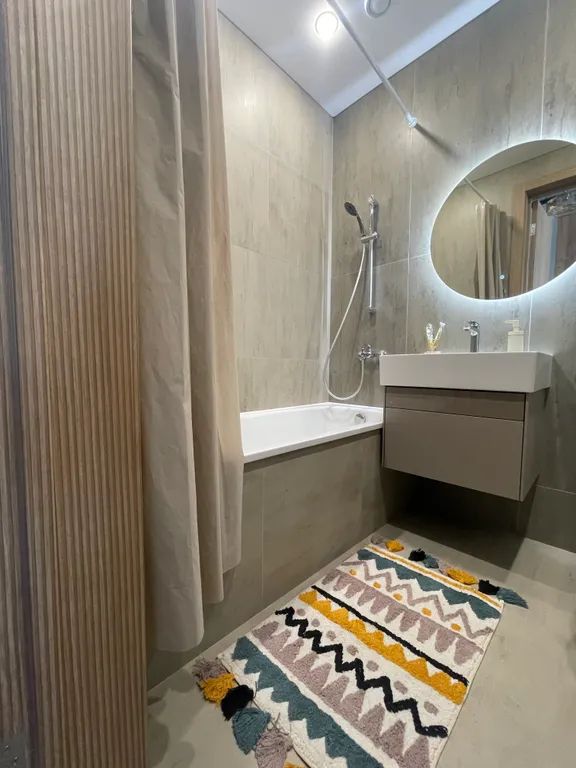 Просторная и светлая квартира с огромными окнами