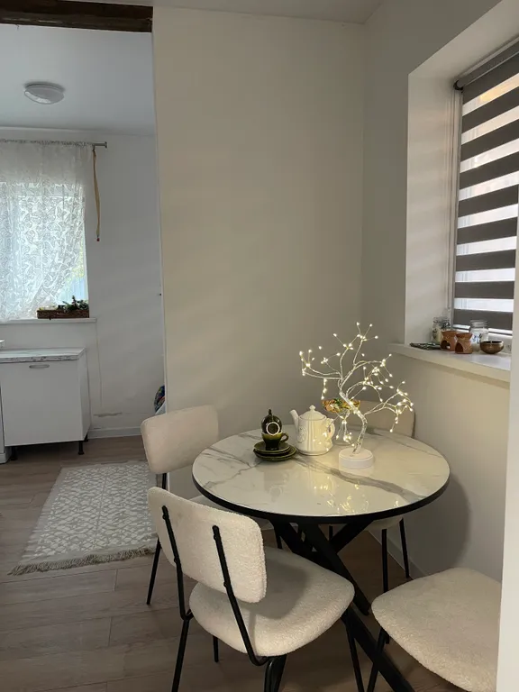 Дом рядом с лесом и прудом