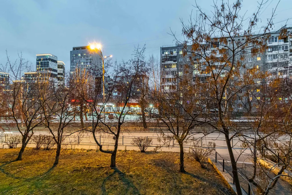 Квартира Уютная комната с выходом на балкон в трёхкомнатной квартире — Екатеринбург