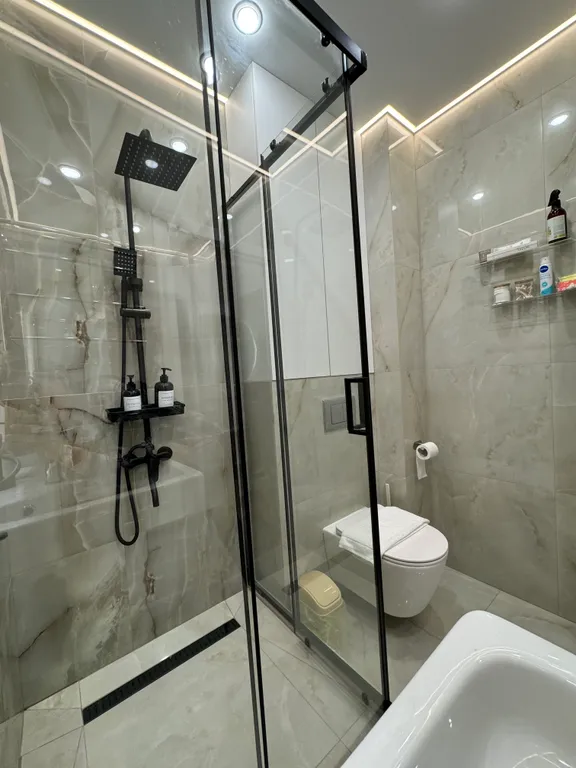 Зелёная современная квартира-студия недалеко от Горного Воздуха