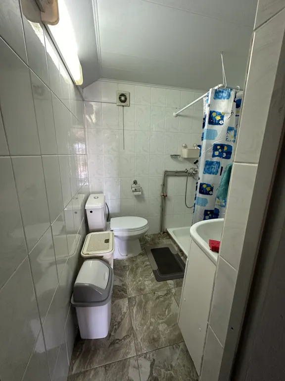 Уютная комната с видом на горы на побережье