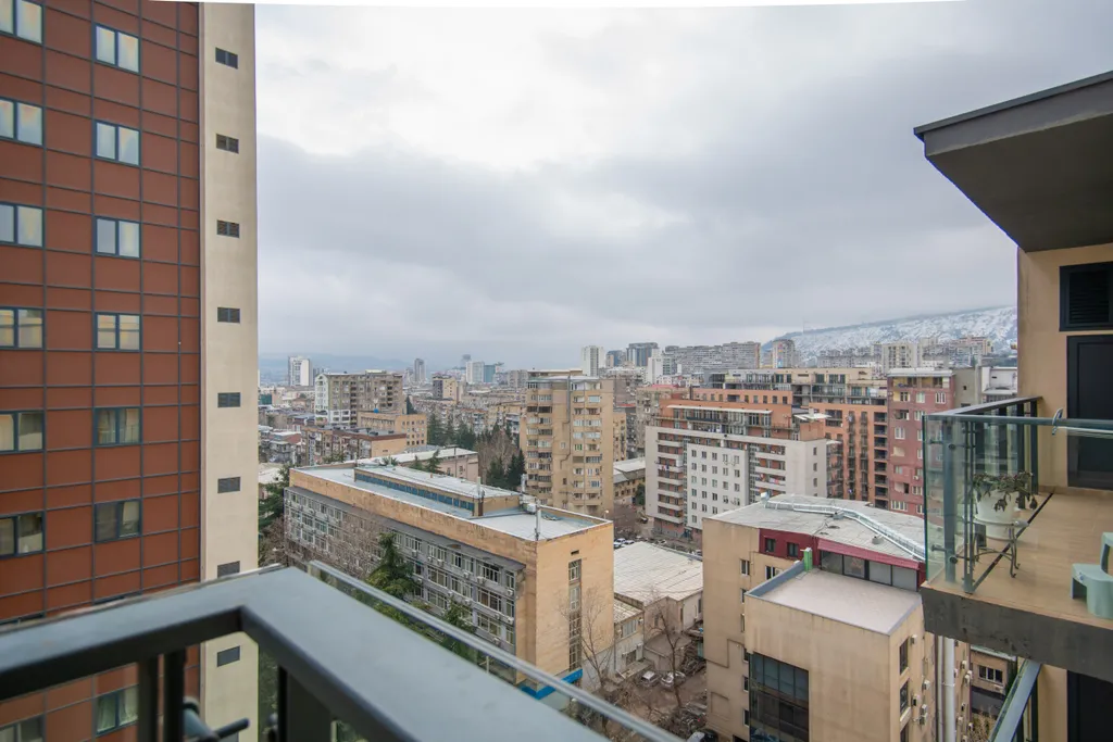 Уютные апартаменты с видом на колесо обозрения и город