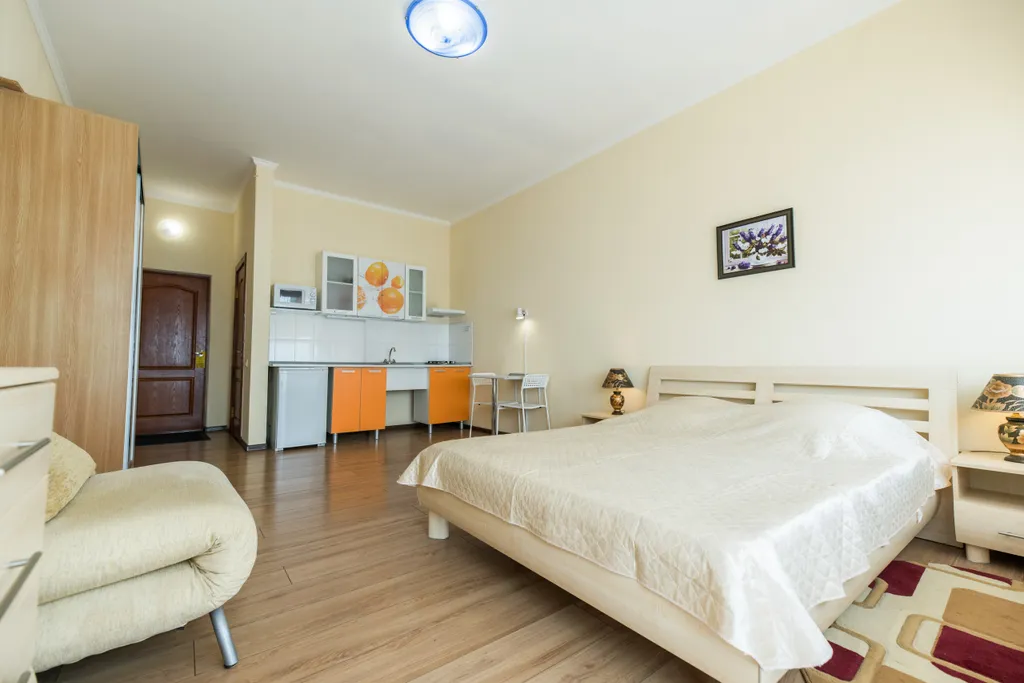 Апартаменты 7,9 с кухней и балконом, с частичным видом на море