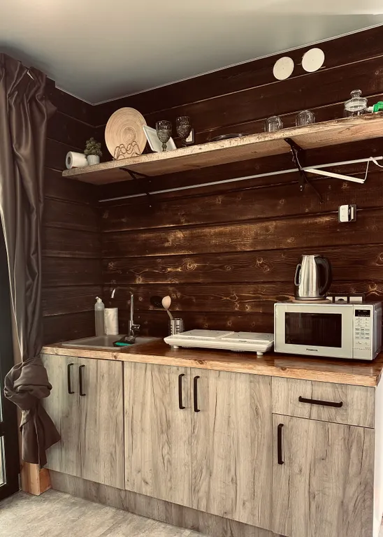 Гостевой дом с панорамными окнами с крытой террасой