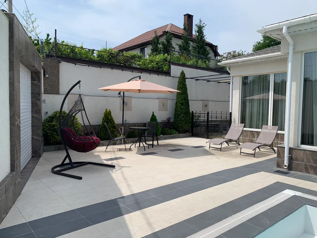 Дом с бассейном, баней и видом на море