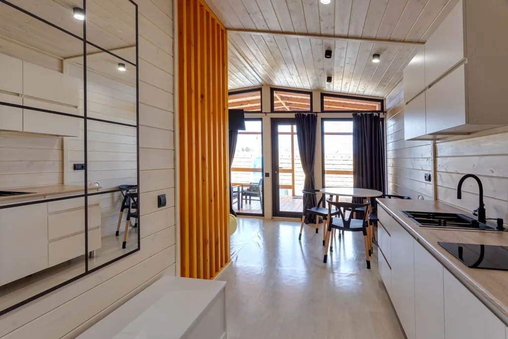 Современный дом на берегу моря