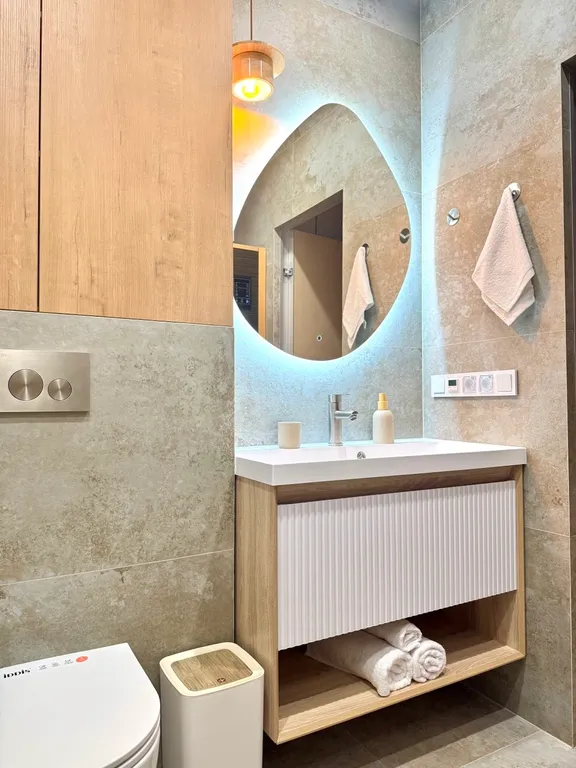 Студия бохо у набережной, с сауной, массажным креслом, проектором