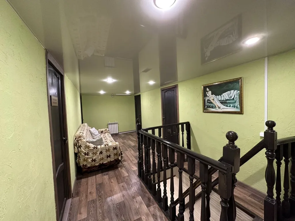 Отары с бассейном, рядом озеро