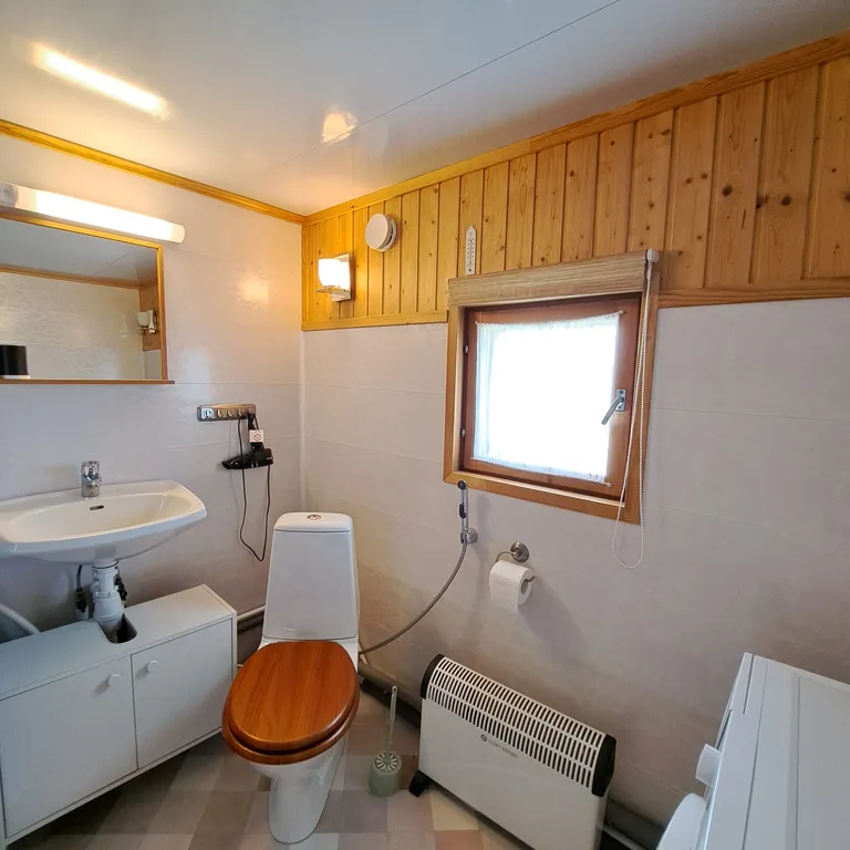 Дом с качелями