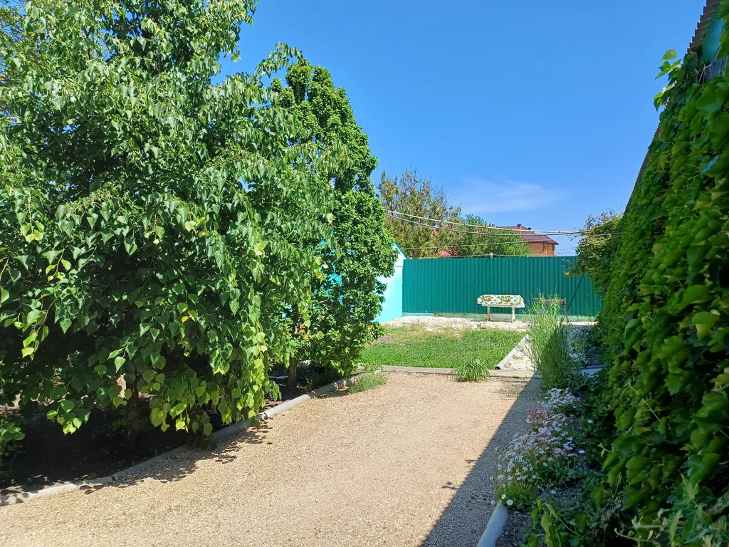 Домик со своей кухней и беседкой