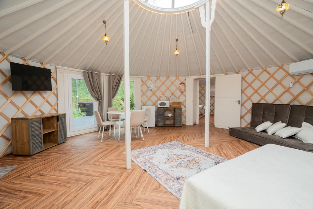 Глэмпинг с большой террасой в лесу