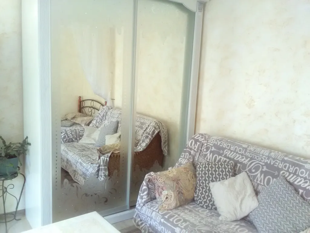 Первый этаж дома с отдельным входом и небольшим двориком