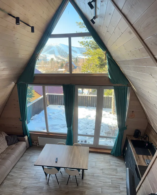 Уютный дом с красивым видом на зелёную гору