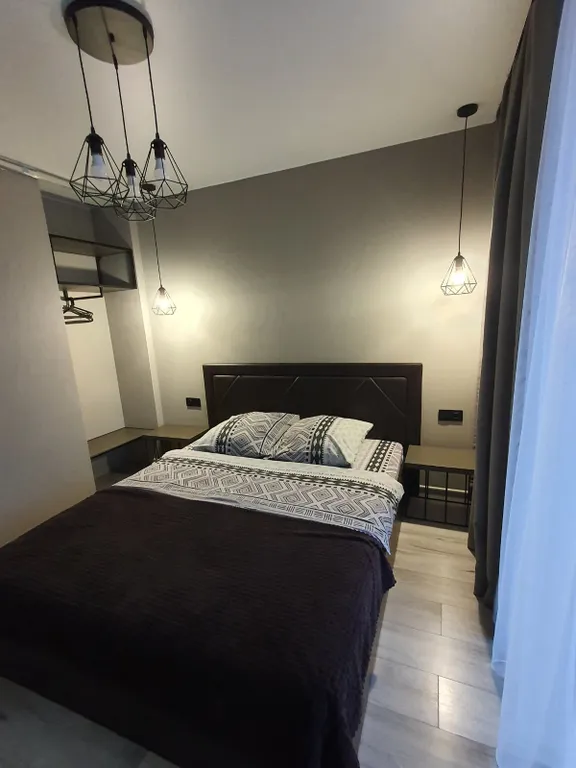 Новая квартира с гостиной и изолированной спальней в центре