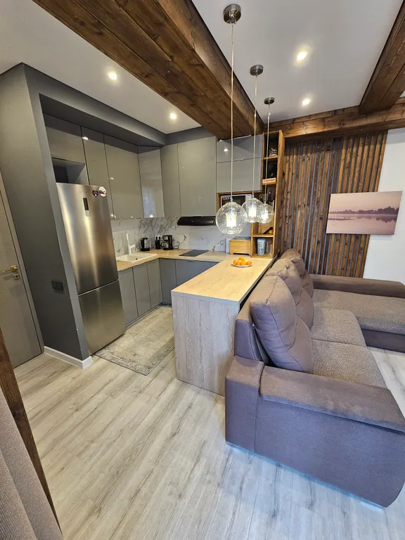 Новая 2-комнатная в центре с отдельной спальней и входом