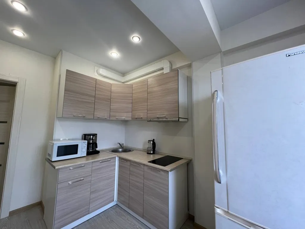 Апартамент с просторной спальней и выделенной кухонной зоной