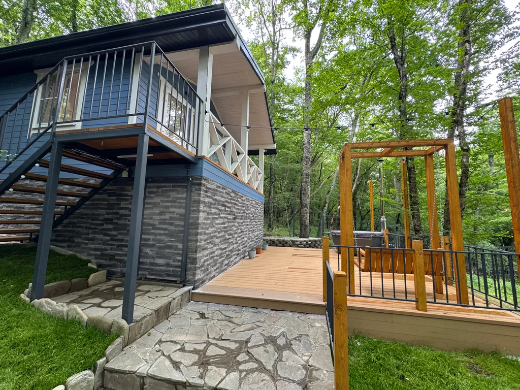 "ПОД КРОНАМИ" -Дом с чаном в лесу