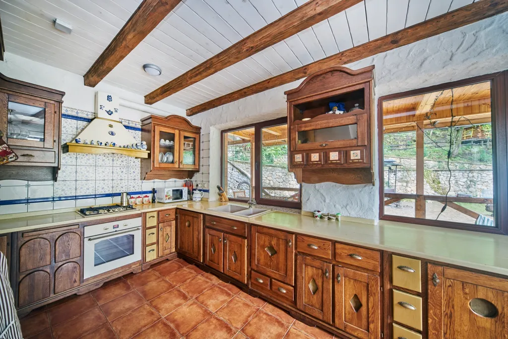 Дом в альпийском стиле в видом на горы