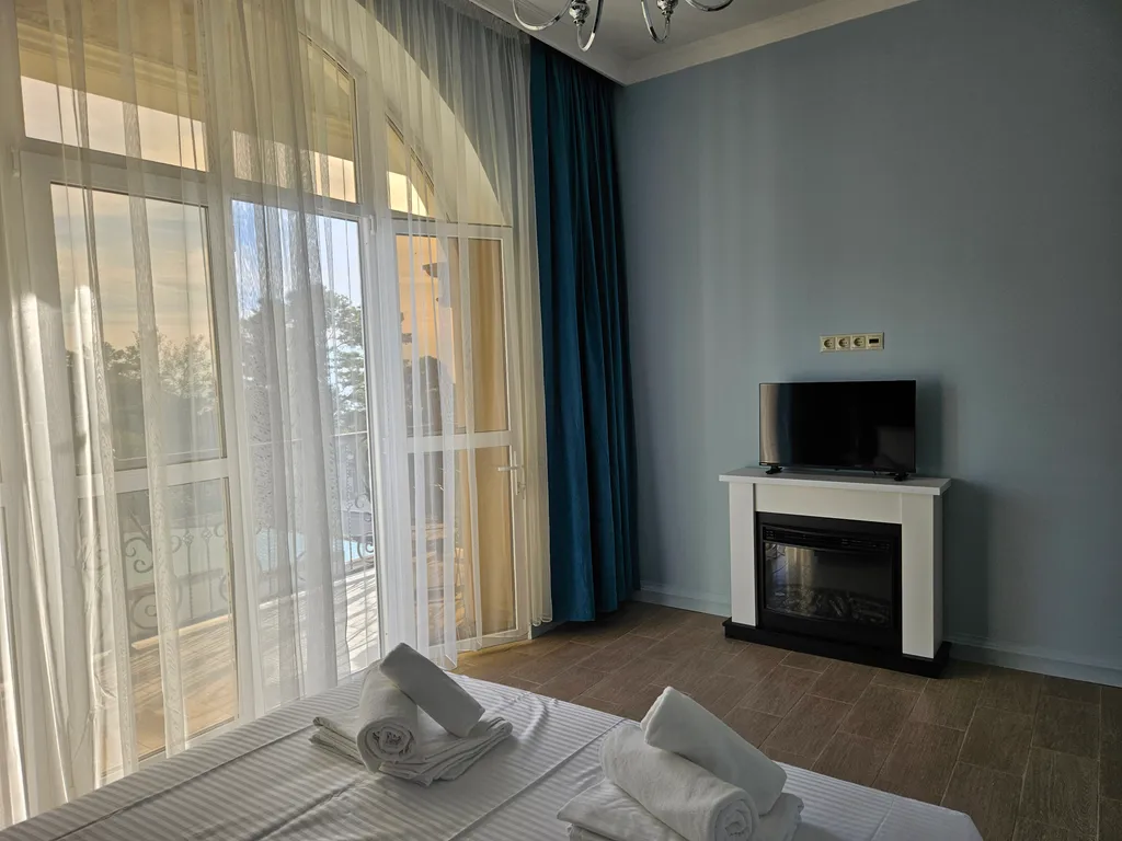 Номер люкс с балконом и видом на море в отеле атлас