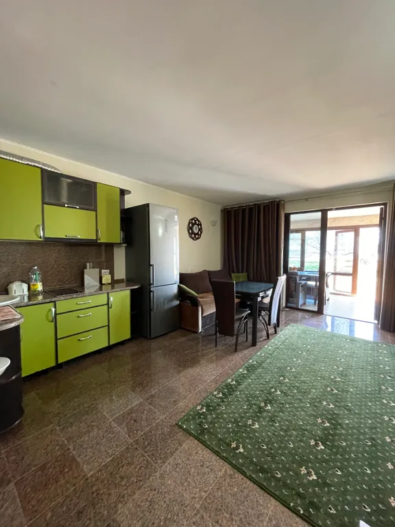 Двухэтажный дом на берегу моря