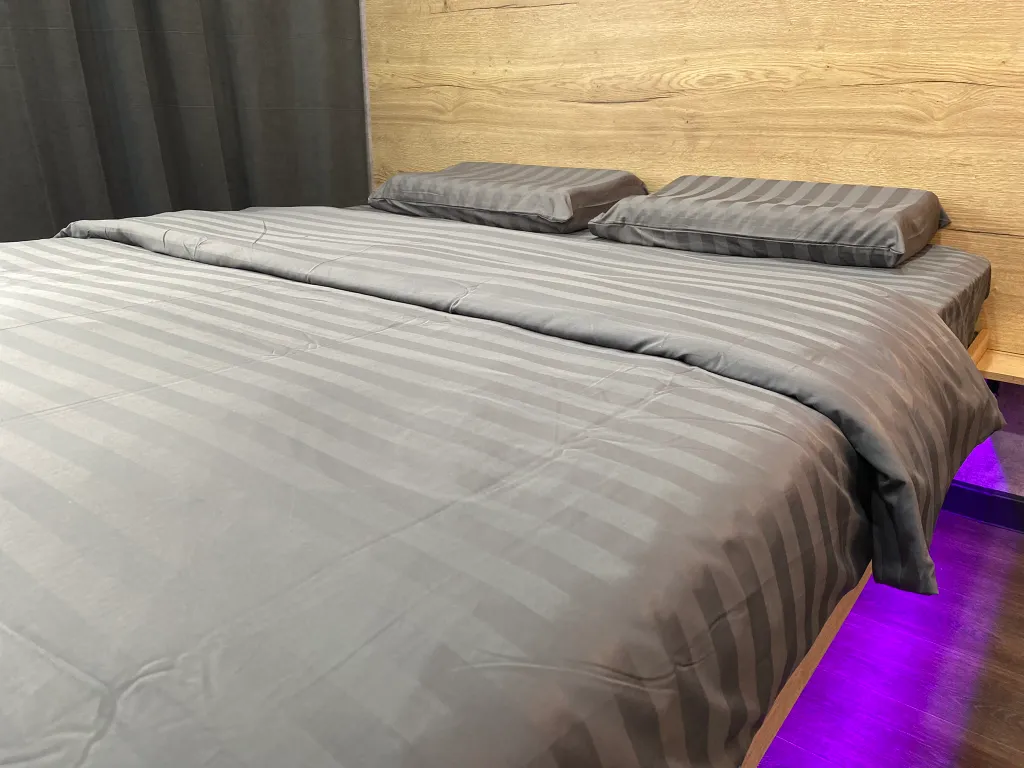 Уютная современная квартира с парящей кроватью с подсветкой