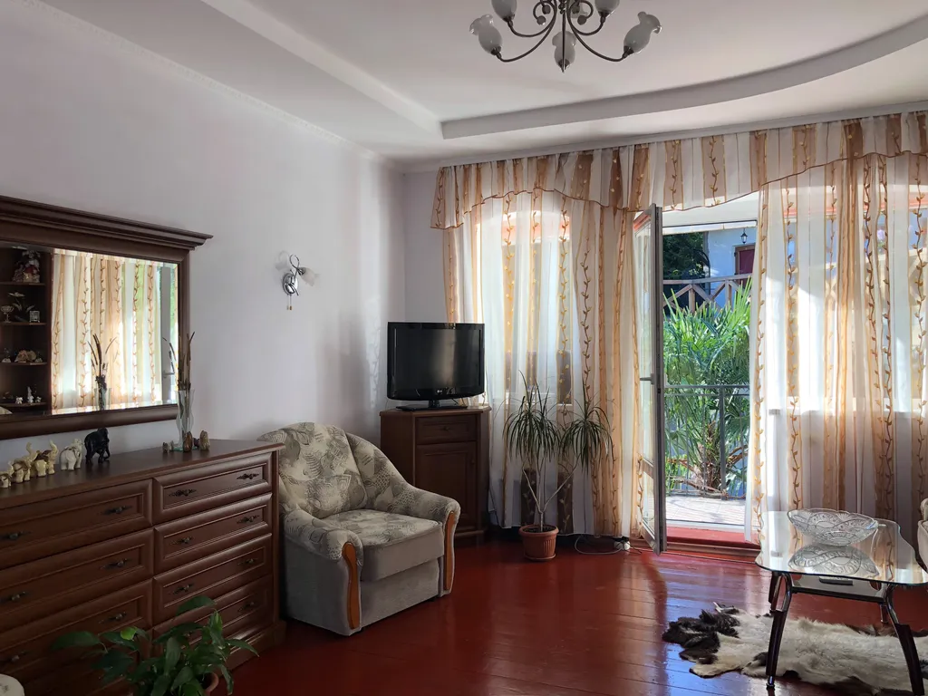 Двухэтажный дом с шикарным уютным двором в самом центре