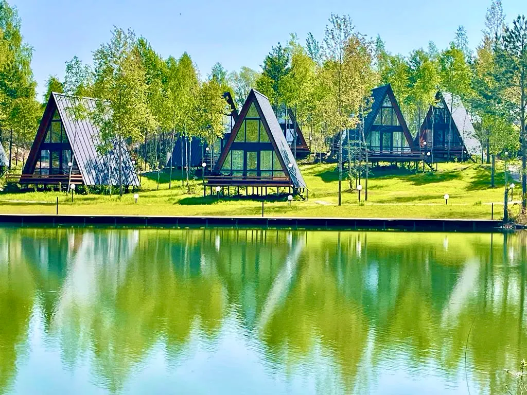 Шале у лесного озера