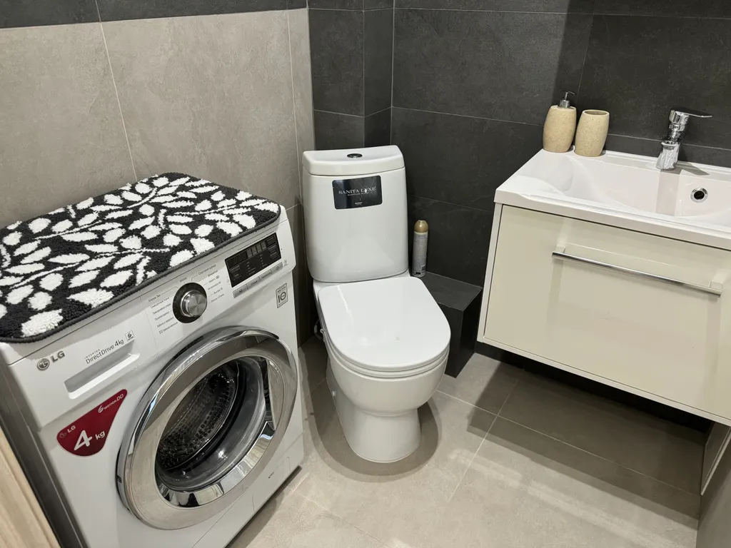 Укомплектованная квартира с отдельной спальней и подземным паркингом!