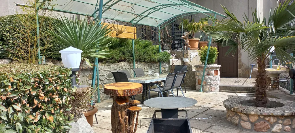 Частный дом с территорией