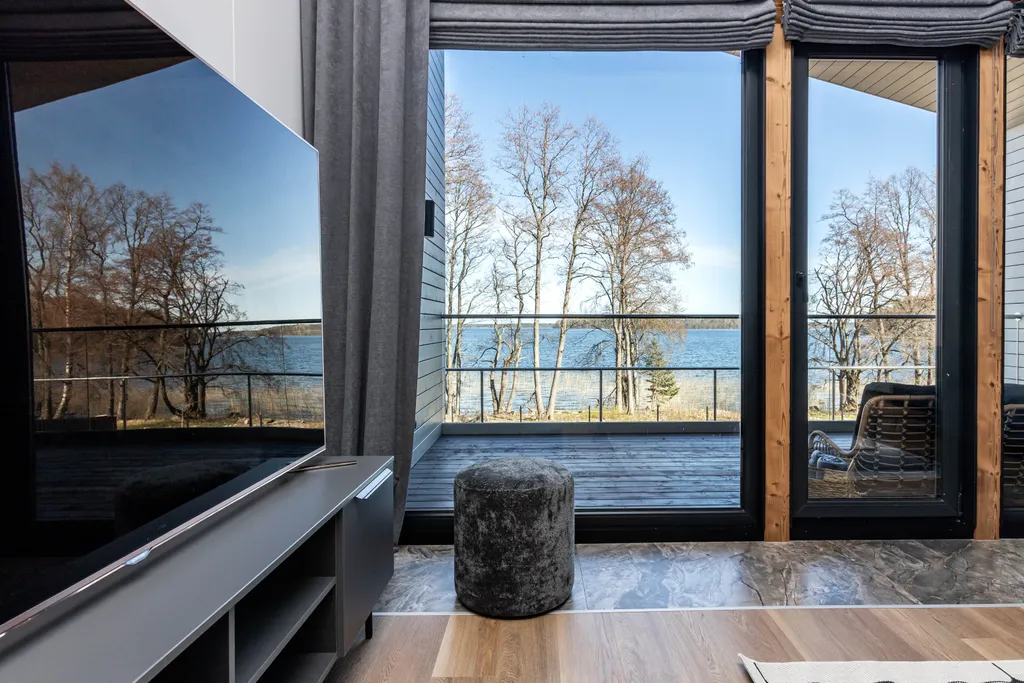 Коттедж на берегу озера с сауной