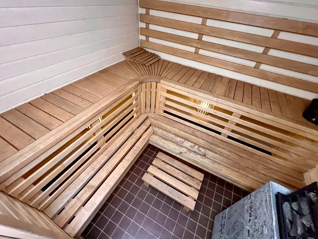 Маленький дом на берегу озера