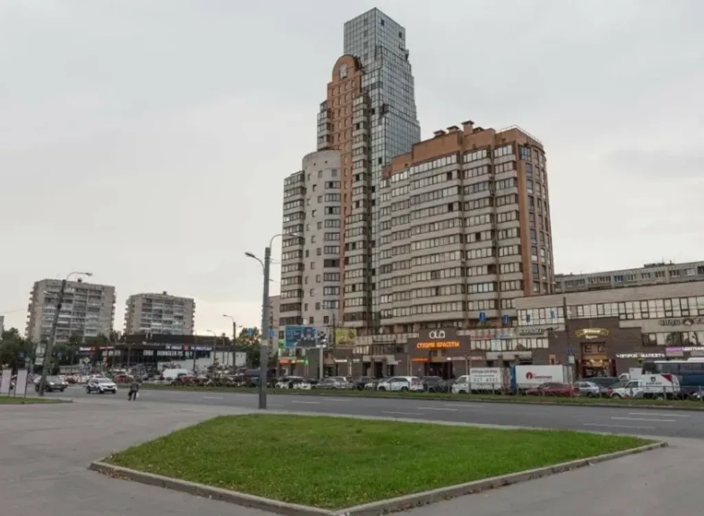 Просторная двушка у метро с видом на парк