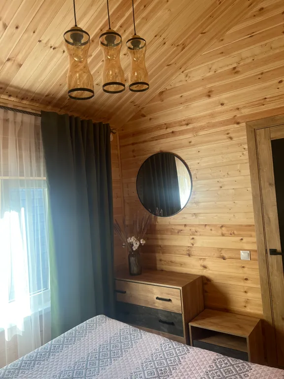 Домик в лесу с видом на горы