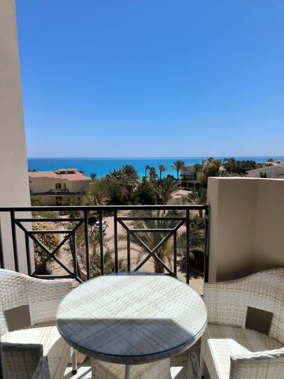 Уютная студия в терракотовом цвете на берегу моря, первая линия