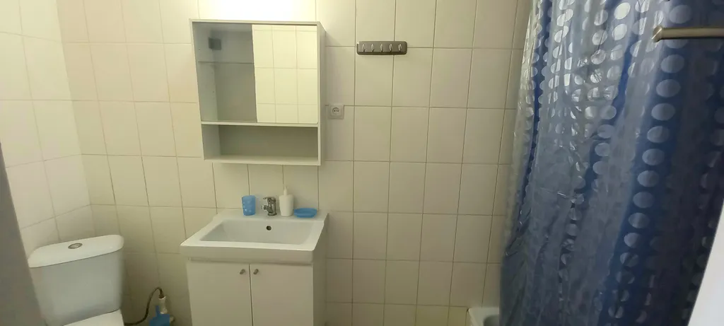 Спальня, кухня с диваном, балкон