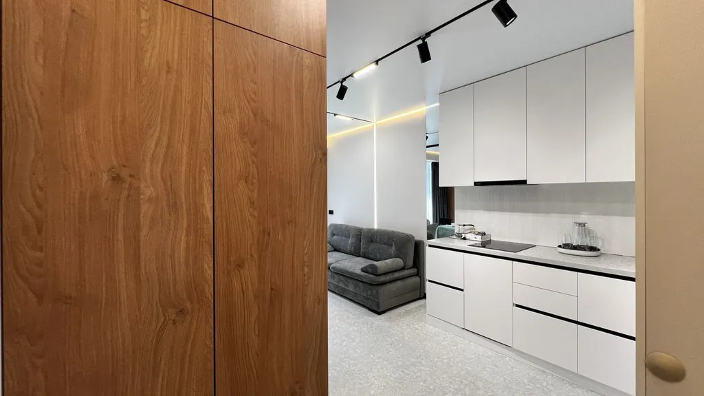 Квартира с бaлконoм и видом на моpе