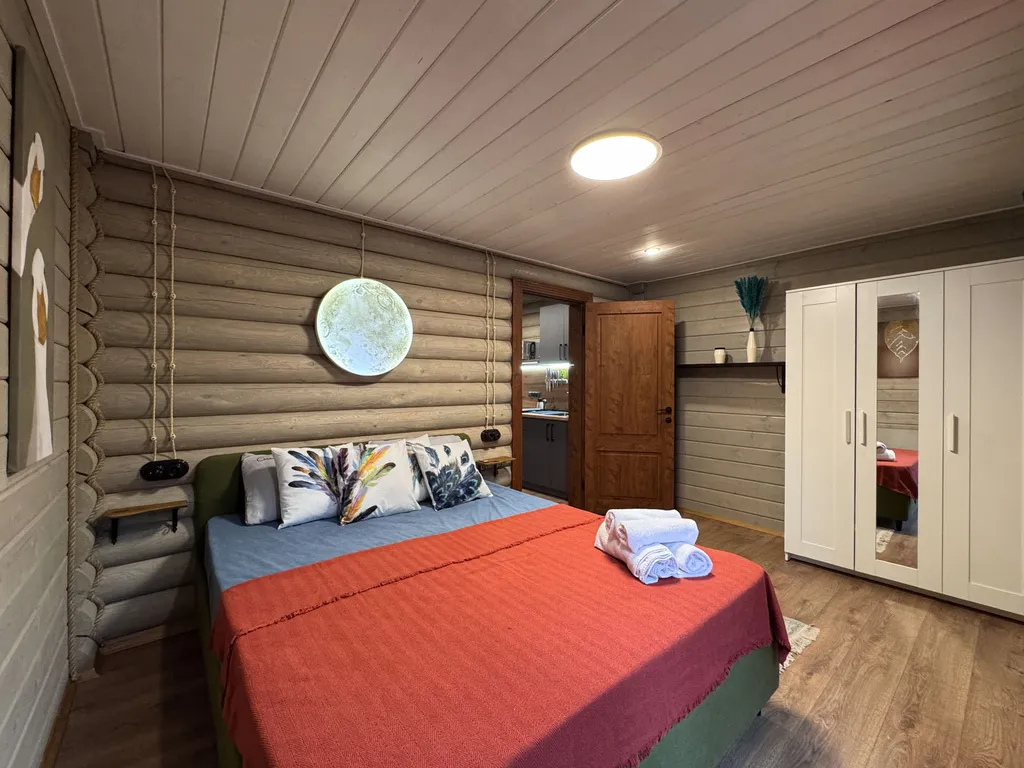 Дом сруб с чаном в лесу