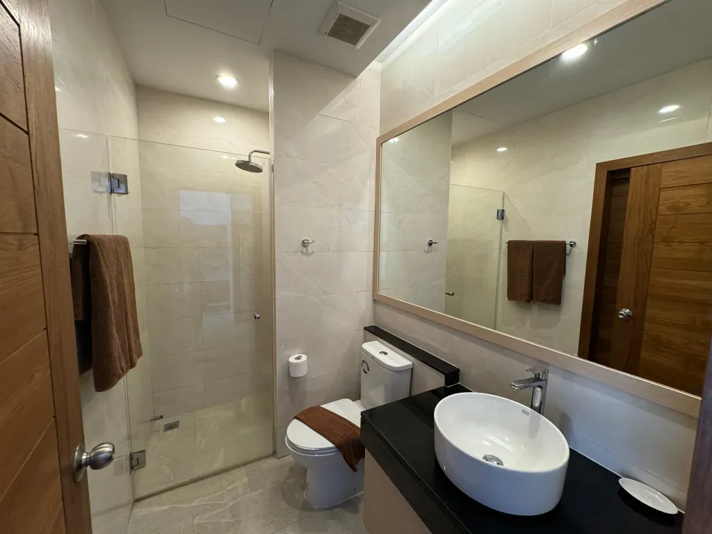 Уютная квартира у пляжа Карон с видовым бассейном на крыше