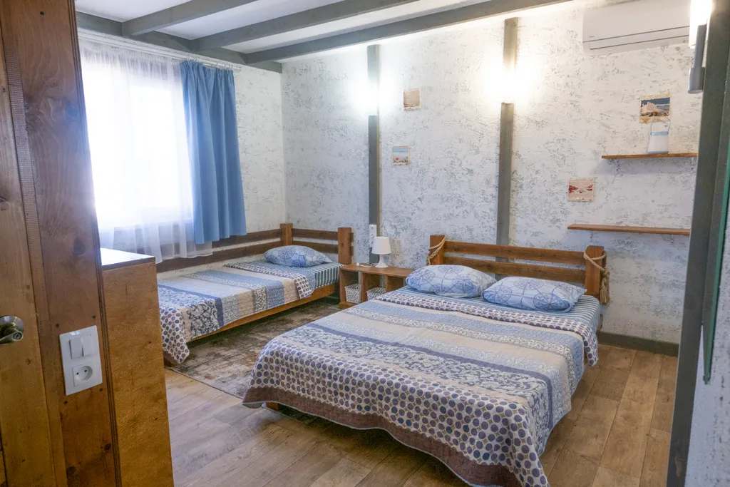 Квартира Трехместный номер с двухспальной и односпальной кроватями — аренда посуточно в Сухум