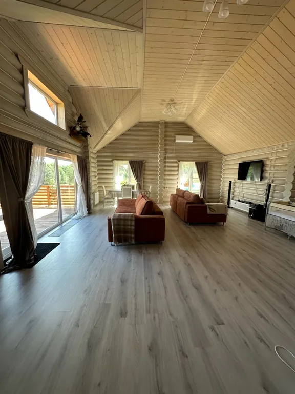 Уютный дом из кедра на берегу реки Волга