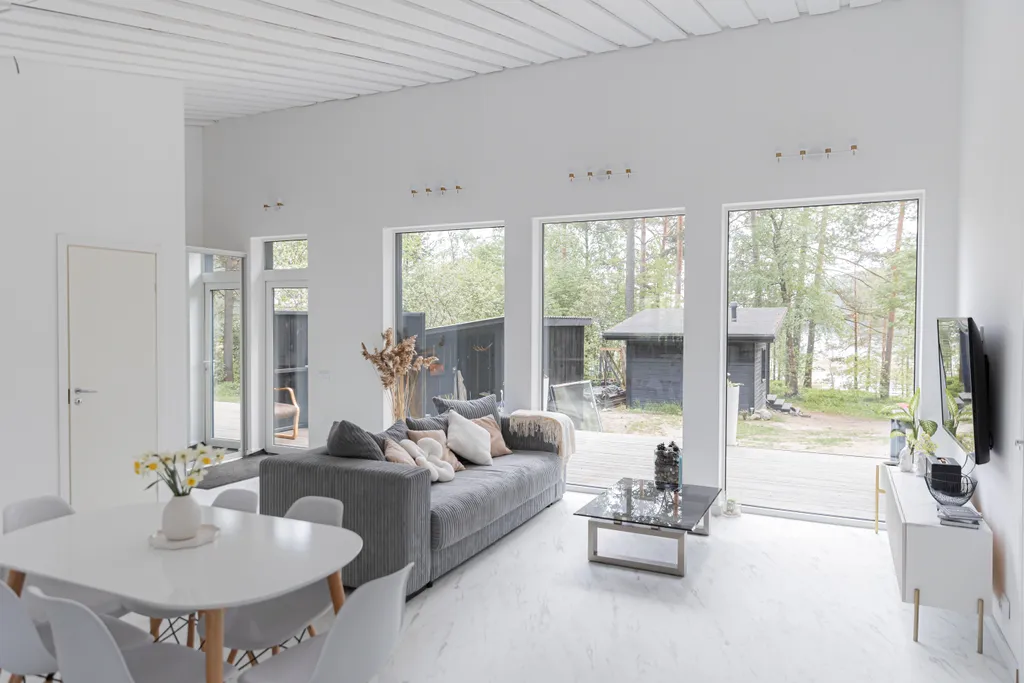 Стильный дом на берегу Ладожского озера с панорамным видом