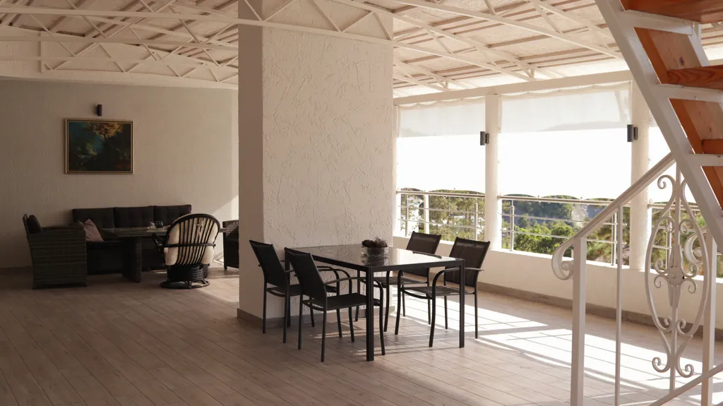 Номер-комфорт с большой террасой с видом на озеро Абрау