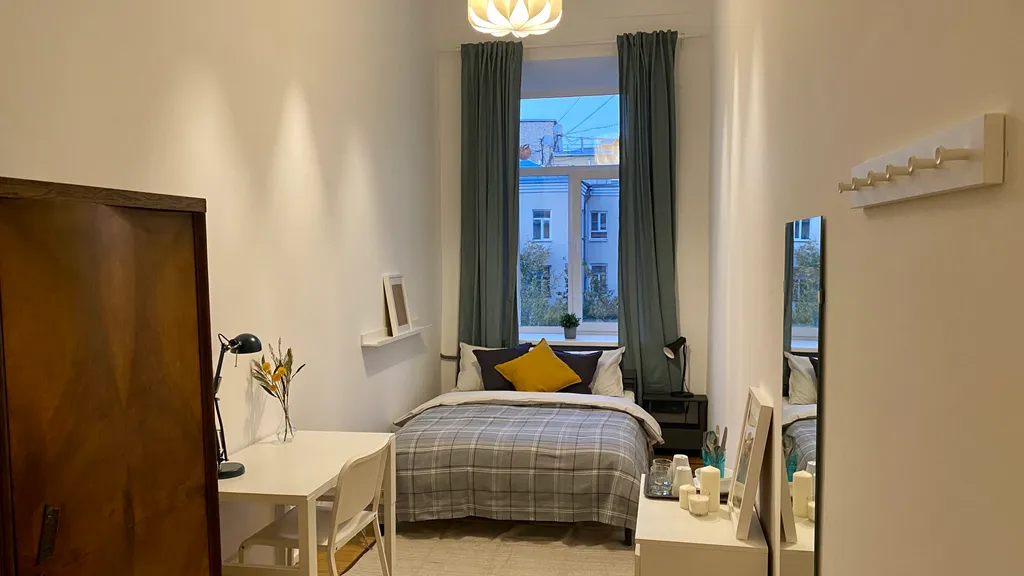 Комната с высокими потолками в центре