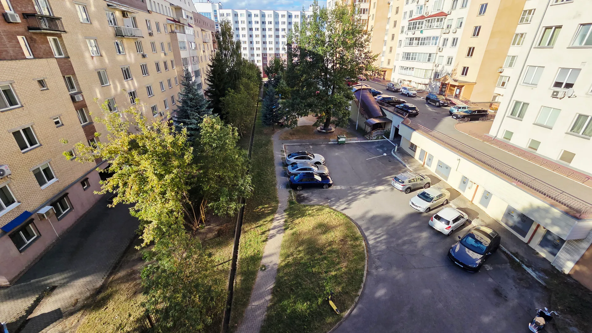 Вид с лоджии во двор, всегда есть парковочные места 