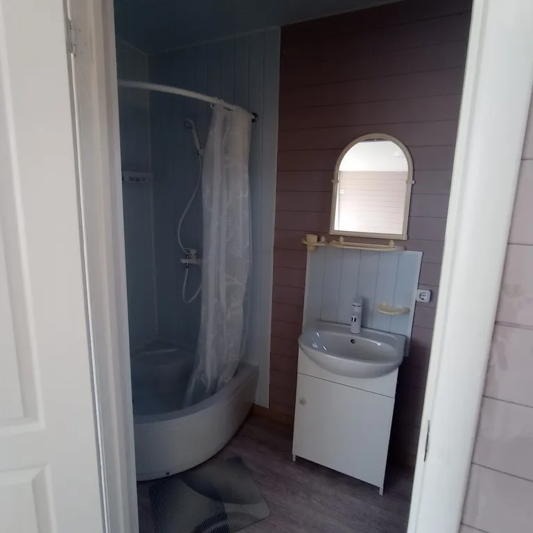 Коттедж Комфортный гостевой домик с большой верандой — Кучугуры