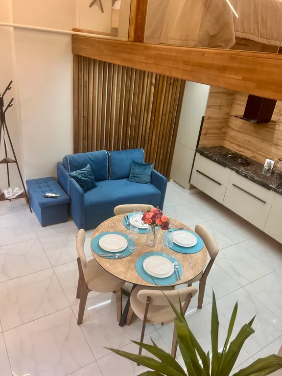 Двухуровневую квартира с авторским ремонтом в самом центре курорта